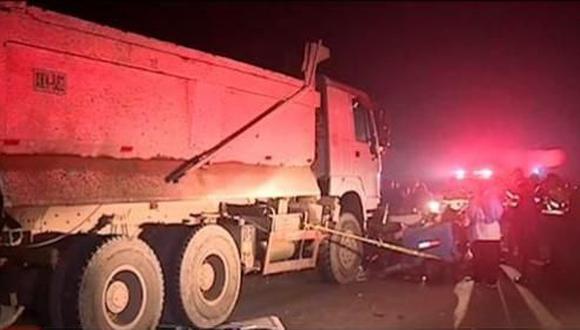 Choque entre un mototaxi y un camión dejó tres muertos en el kilómetro 34.5 de la carretera Lima - Canta. (América Noticias)