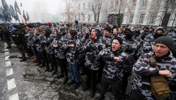 Nacionalistas ucranianos participan en una manifestación en la que demandan romper las relaciones diplomáticas con Rusia. (Foto: EFE)