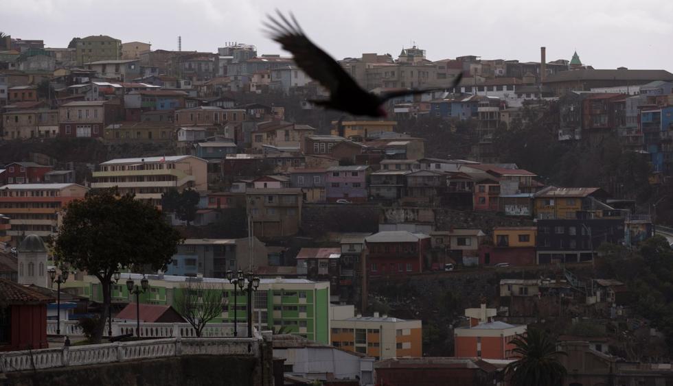 Imagen del 15 de junio de 2020 muestra una vista de viviendas situadas en los cerros de Valparaíso (Chile). (EFE/ Alberto Valdés).