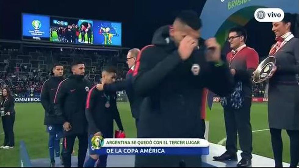 Jugadores chilenos se quitan la medalla del cuarto lugar en la Copa América. (Captura de TV)