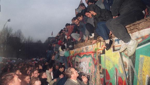 Caída del Muro de Berlín se proyecta en paredes de la capital alemana. (Foto: AFP)