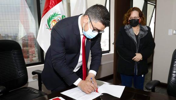 El ministro Geiner Alvarado, de Vivienda, cambió al jefe del gabinete de asesores en 24 horas. (Foto: Ministerio de Vivienda)
