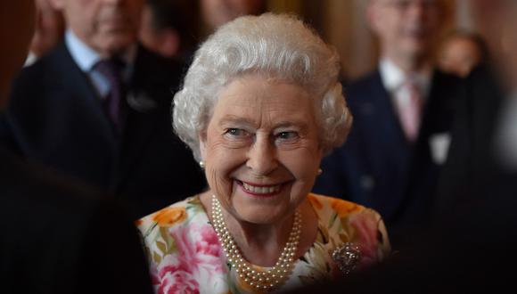 La reina Isabel II del Reino Unido lleva siendo fiel al mismo peinado desde la década de los años 60. (Foto: AFP)