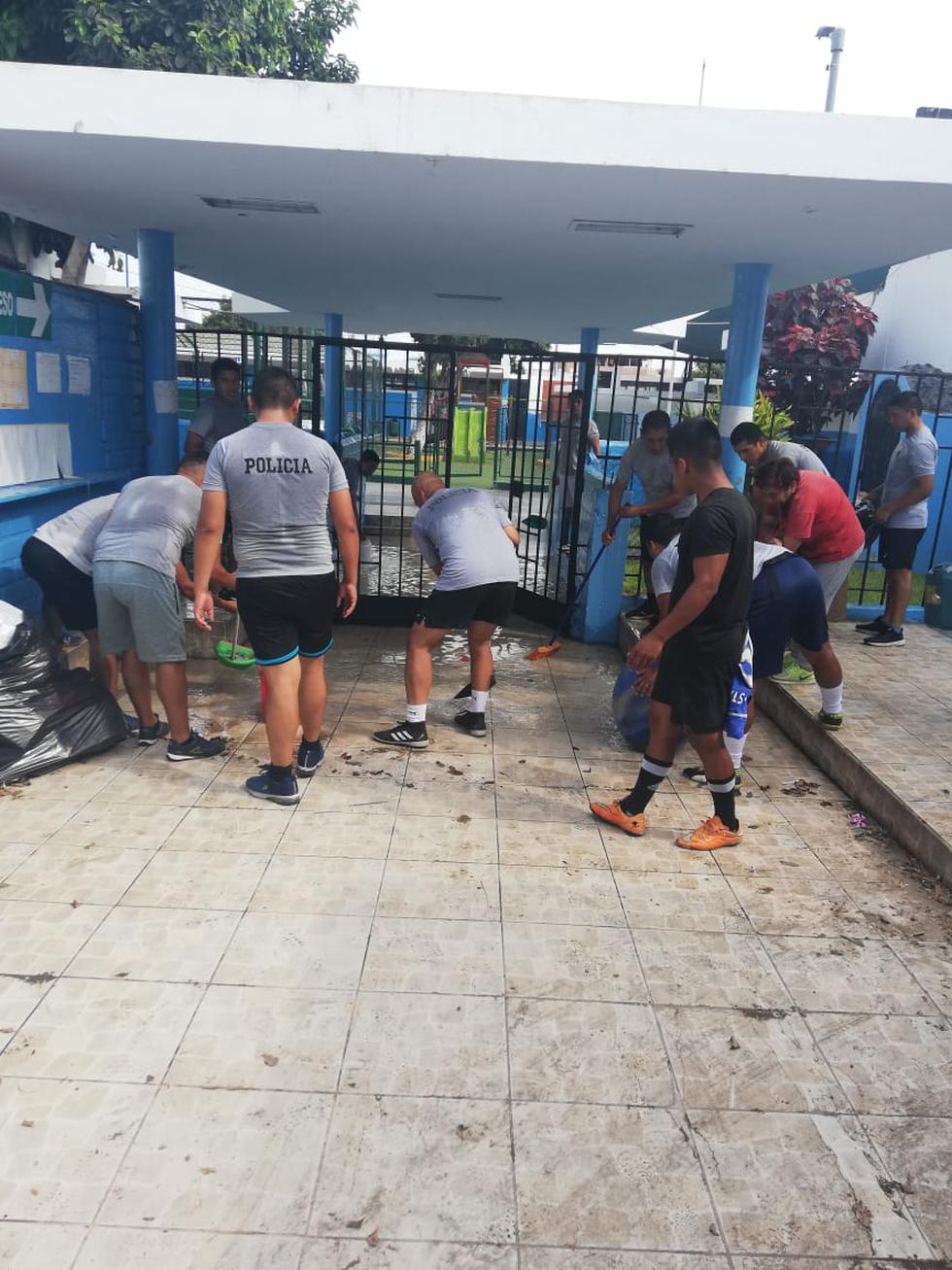 Policía ayuda a restablecer colegio que se inundó en el Callao. (PNP)