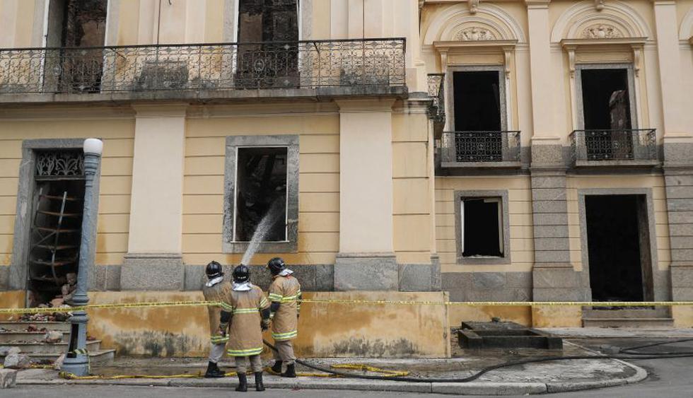 Siguen los trabajos de los bomberos en el Museo Nacional de Río de Janeiro tras incendio en Brasil | Foto: Reuters