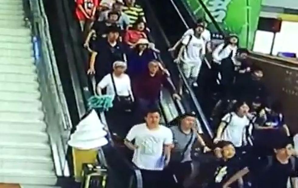 Aterradoras imágenes: Un techo se colapsa sobre turistas en China. (Facebook/ABC News)