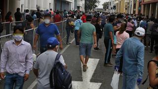 Personas formaron largas colas en centro histórico de Trujillo para ingresar a bancos y farmacias [FOTOS]