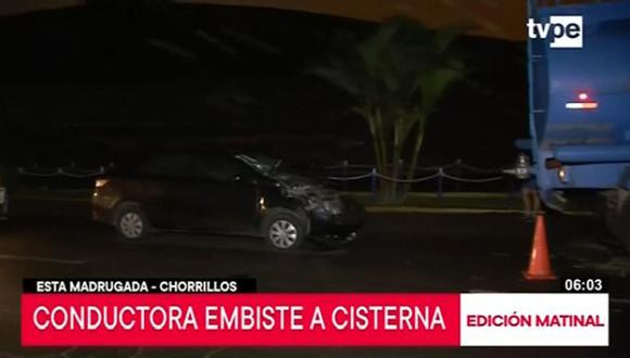 Conductora embistió parte trasera de camión cisterna. (Captura: TV Perú Noticias)