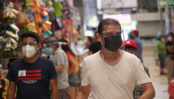El uso de protector facial también se ha vuelto de uso obligatorio en espacios públicos. (Foto: Eduardo Cavero/ GEC)