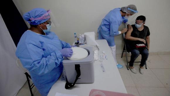 Panamá comenzó el pasado 20 de enero el programa nacional de vacunación contra la COVID-19 y ya ha aplicado a grupos prioritarios 352.876 dosis. (EFE/ Carlos Lemos)