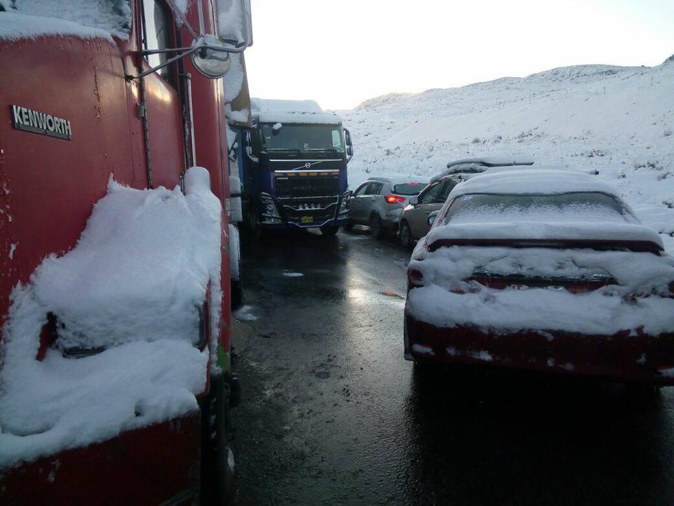 La carretera fue clausurada y miles de pasajeros tuvieron que dormir en los vehículos que los transportaban. (Facebook: Deviandes Perú)