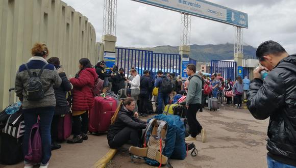 Turistas extranjeros varados en el aeropuerto del Cusco. (Foto: Andina)