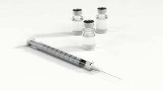 Vacuna de Moderna contra el COVID-19 tendrá a fines de julio sus últimos ensayos clínicos 