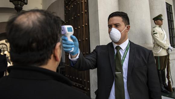 Autoridades de Chile se niegan a decretar el estado de cuarentena para frenar el avance del coronavirus. (Foto: AFP)