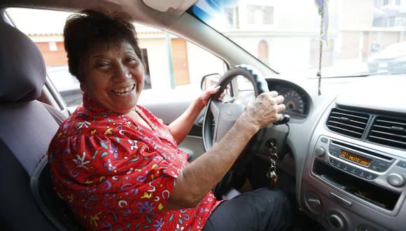 PILOTO. Desde hace 5 años, Frida Ames trabaja en una empresa de taxi, donde también es la única mujer. (Mario Zapata)