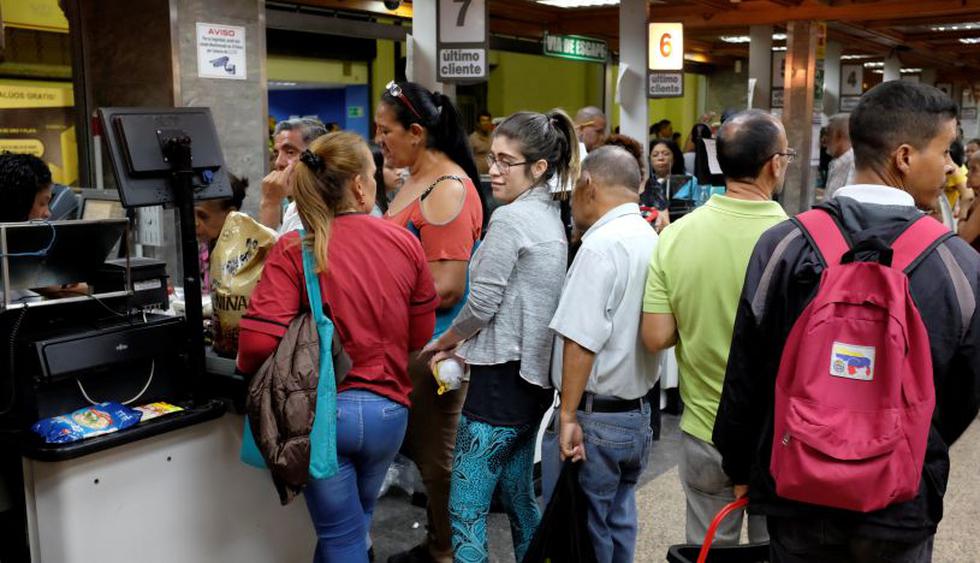 Los comercios venezolanos son visitados desde el miércoles por cientos de policías para vigilar el cumplimiento de los también llamados "precios justos". | Foto: Reuters
