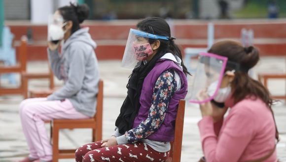 Cusco: El Gobierno Regional de Cusco dispuso mediante una ordenanza regional que el uso de protectores faciales es obligatorio para tránsito peatonal y el desarrollo de cualquier actividad laboral pública o privada para frenar a la segunda ola de COVID-19. (Foto Archivo GEC)