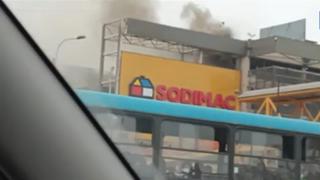 Reportan incendio en local del centro comercial Open Plaza Atocongo en SJM [VIDEO]