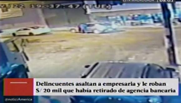 Delincuentes roban S/20 mil que empresaria retiró de banco en Puente Piedra. (Captura de video)