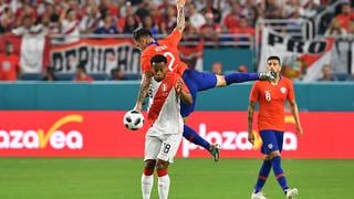 Perú vs Chile: Eugenio Mena salió lesionado y es posible baja ante Perú