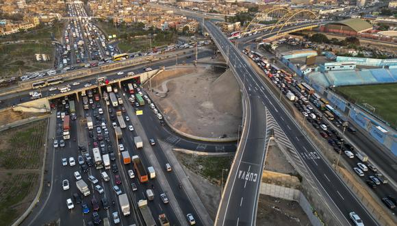 “La forma de manejar en Lima solo ha empeorado: microbuses y taxis colectivos en carrera por captar pasajeros en las avenidas, mientras motociclistas avanzan cruzándolos, arriesgando su vida”.