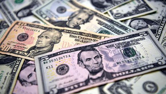 A nivel global, el dólar subía un 0,13% frente a una cesta de monedas de referencia este martes, según datos de Reuters. (Foto: AFP)