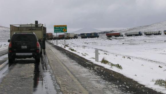 Nieve en el sur. Decenas de vehículos quedaron varados en la carretera debido al fuerte temporal. (Heiner Aparicio)