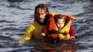 Grecia: Argentino fue fotografiado cuando salvaba a un niño en el mar Egeo [Fotos]