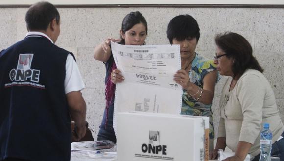 ​El JNE y la ONPE han propuesto el pago de una asignación a los ciudadanos que ejercerán como miembros de mesa en las elecciones del próximo año. (Foto: GEC)