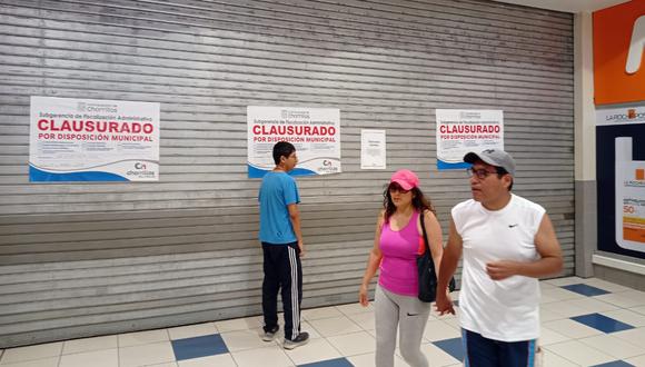 Personal de fiscalización de la Municipalidad de Chorrillos clausuró temporalmente Metro de Plaza Lima Sur. Foto: Álvaro Treneman