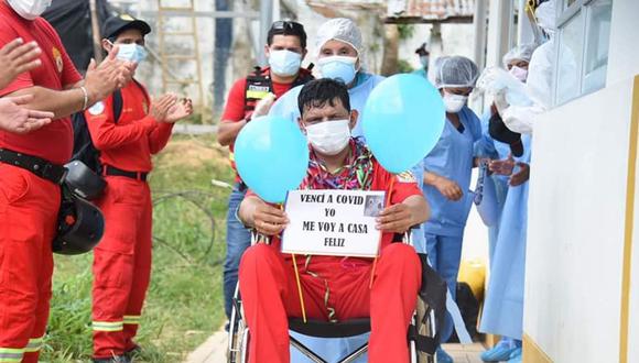 Madre de Dios: A la salida del área de hospitalización, Bravo Huancas fue recibido con arengas y aplausos por sus compañeros de rojo. (Foto: Gore Madre de Dios)
