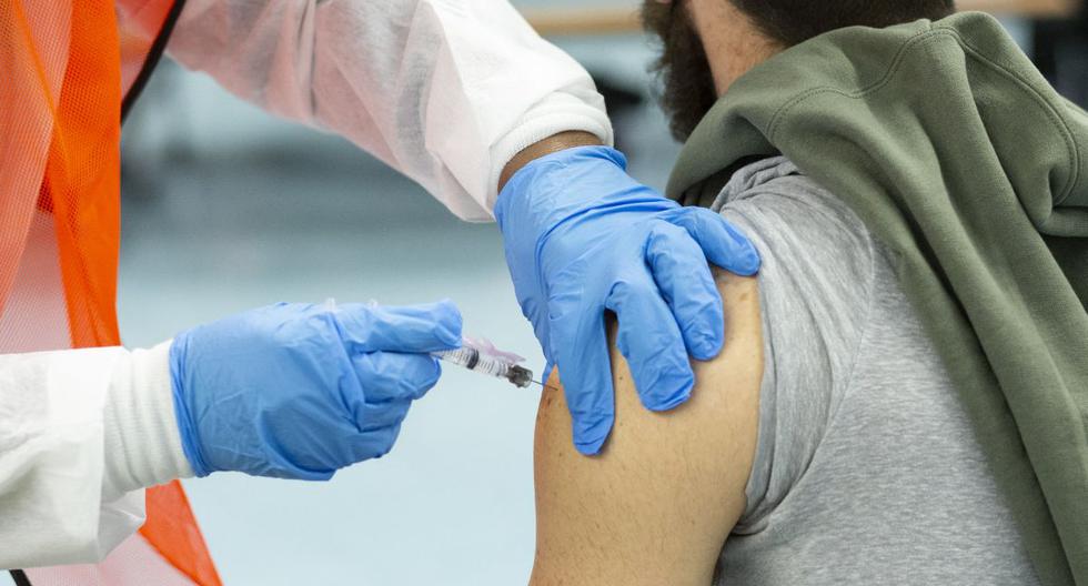 Un hombre recibe una dosis de la vacuna contra el coronavirus de Moderna en un sitio de vacunación. (Foto de Kena Betancur / AFP).