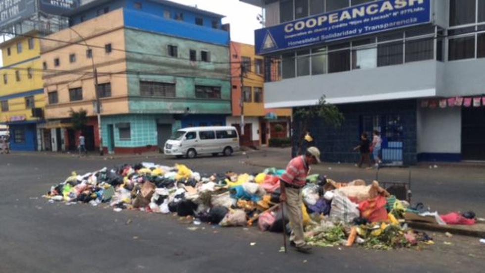 Av. Dueñas. Montículos de basura han atraído insectos y roedores en San Martín de Porres. (Whatsapp/Miguel Vilcachagua)