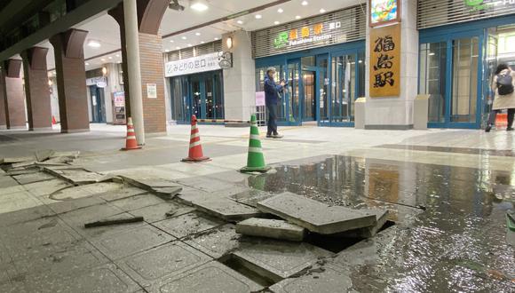 Una imagen muestra bloques de pavimento dañados en el suelo frente a la estación JR Fukushima, que parecen haberse agrietado debido al impacto del terremoto en Fukushima el 16 de marzo de 2022. (Foto: JIJI PRESS / AFP)