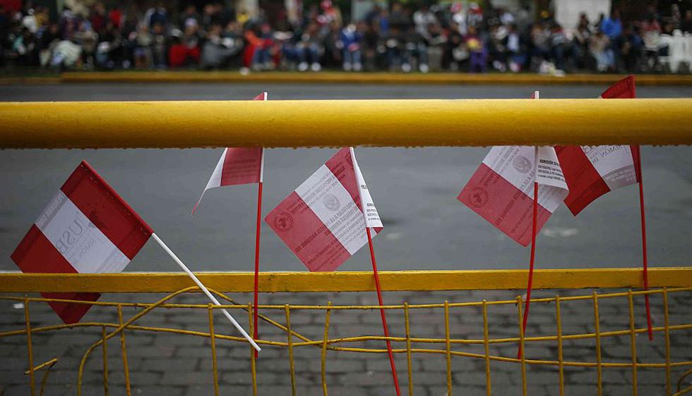 Cada cuadra de la avenida Brasil se tiñó de rojo y blanco por las banderas de los cientos de asistentes al evento. (César Fajardo)