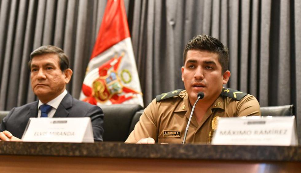 El policía Elvis Miranda participó en una conferencia de prensa junto al ministro del Interior, Carlos Morán. (Mininter)
