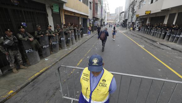 FÉRREA VIGILANCIA. Policías y fiscalizadores municipales impiden el ingreso de informales. (FOTO: GEC)