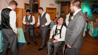 EEUU: Hombre parapléjico sorprendió a esposa al bailar con ella en su boda