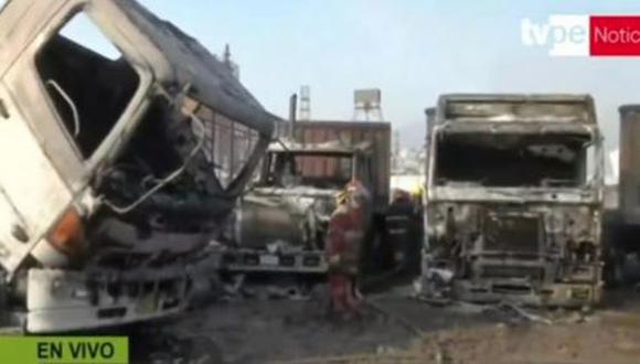 El incendio destruyó 9 camiones, los cuales se encontraban estacionados de manera desordenada en el interior de la cochera. (TV Perú)