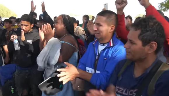 Inmigrantes emocionados al momento de ser rescatados. (Foto: captura Facebook)