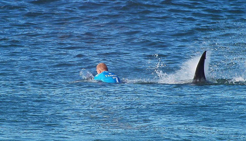 Surfista australiano Mick Fanning salvó de morir en ataque de tiburón. (EFE)