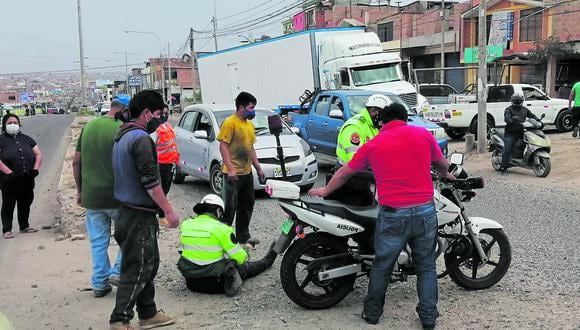 Tacna: los comerciantes de los alrededores brindaron los primeros auxilios a los agentes heridos. (Foto: GEC)