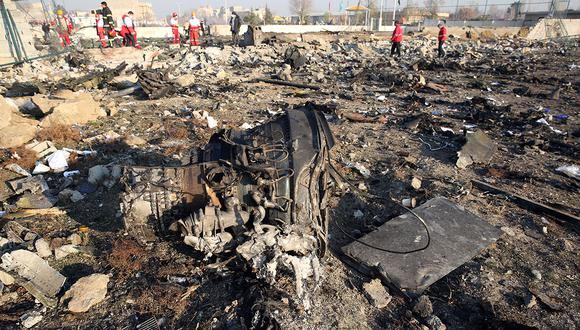 Los equipos de rescate trabajan en el lugar después de que un avión ucraniano que transportaba a 176 pasajeros se estrelló cerca del aeropuerto Imam Khomeini en la capital iraní, Teherán. (Foto: AFP)