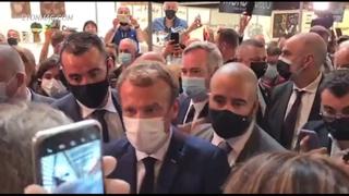 Lanzan un huevo contra el presidente Emmanuel Macron en Francia