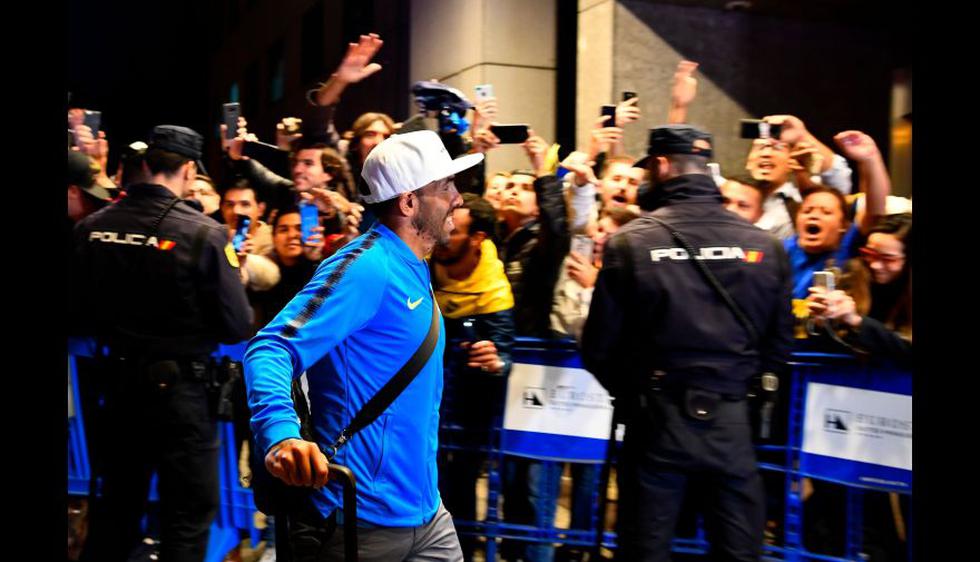 Así fue el recibimiento de los hinchas a la delegación de Boca Juniors en hotel de concentración. (Foto: AFP)