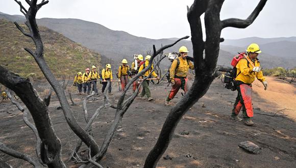 Los bomberos pasan junto a un paisaje abrasado por el incendio de Fairview dentro del Bosque Nacional de San Bernardino cerca de Hemet, California, el 9 de septiembre de 2022. (Foto de Frederic J. BROWN / AFP)