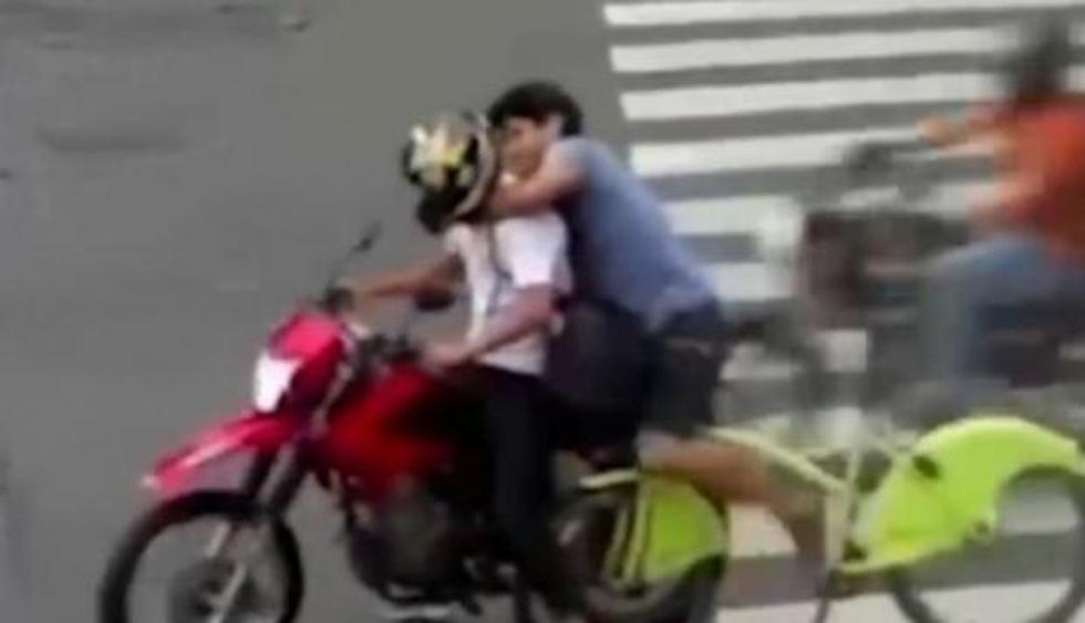 Ciclista persiguió a un delincuente y lo agarró del cuello para recuperar su mochila. (Youtube/Telefe)
