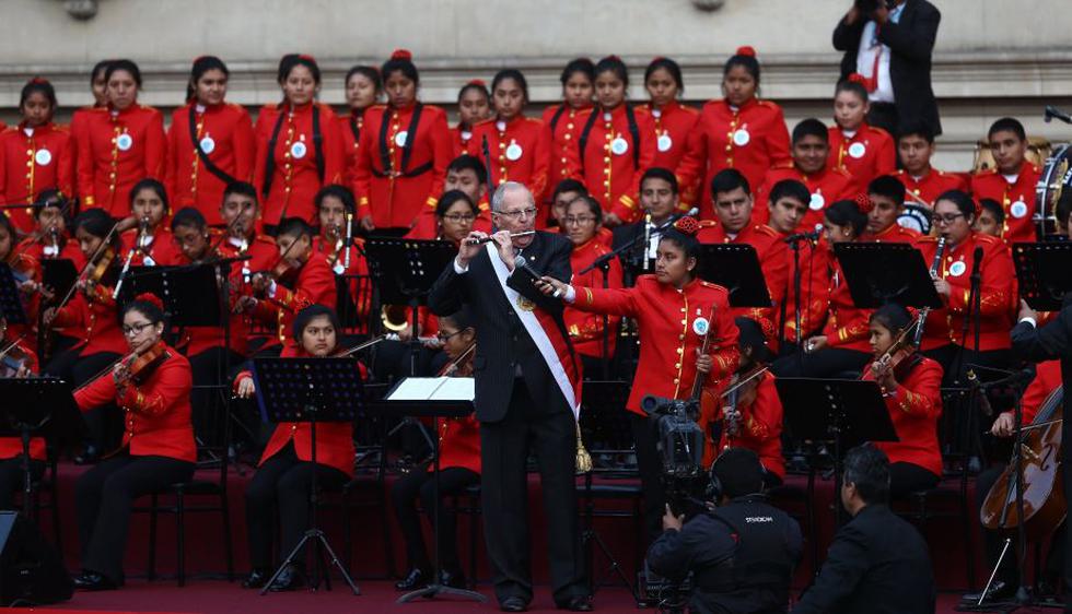 PPK animó la juramentación de sus ministros tocando la flauta. (Luis Centurión/Perú 21)