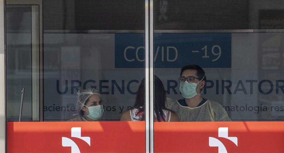 Imagen referencial. En las últimas 24 horas, fallecieron además siete personas, lo que eleva el número total de muertes en Chile a 234. (AFP / MARTIN BERNETTI).