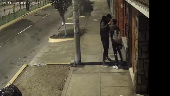 Cámaras de seguridad captaron el violento asalto en agravio de un adolescente. (Captura de video)